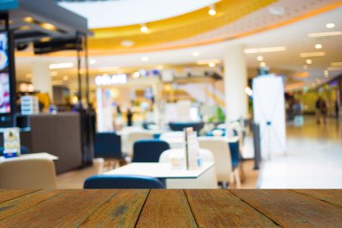 Bokeh imajı olan bir kafenin arka planı bulanık.