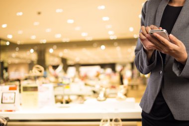 Kadınlar alışveriş istimal hareket eden telefon.