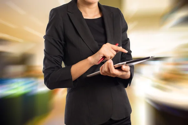 Podnikatelka pomocí digitálních tabletu v nákupní centrum. — Stock fotografie