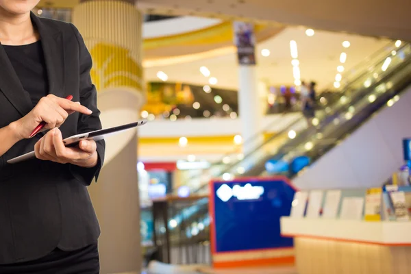 Mulher de negócios usando tablet digital no shopping . — Fotografia de Stock