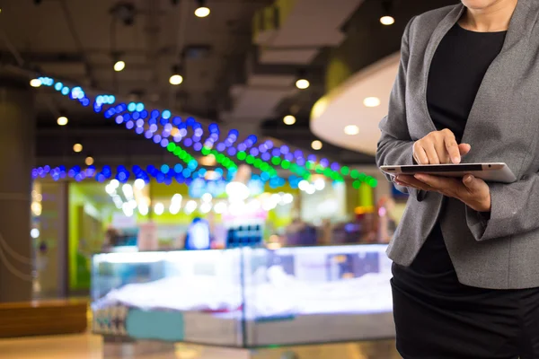 Zakenvrouw met behulp van digitale tablet in het winkelcentrum. — Stockfoto