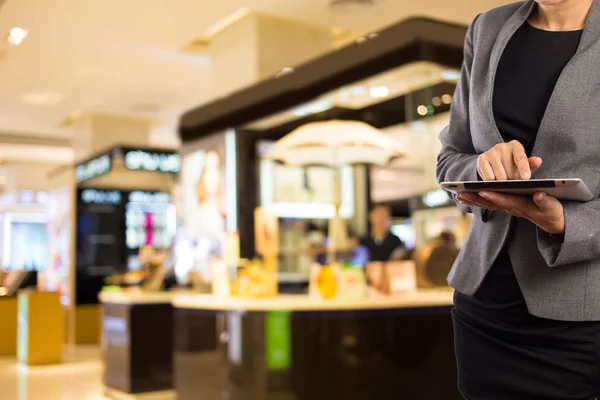 Affärskvinna med digital tablet i köpcentrum. — Stockfoto