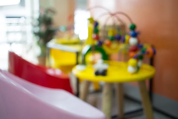 Mesa pequena e colorida e cadeiras para crianças pequenas. ; Imagem desfocada — Fotografia de Stock