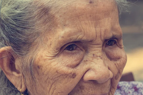 Retrato de uma mulher sênior asiática — Fotografia de Stock