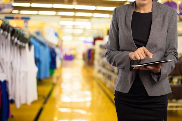 Mulher usando tablet no shopping . — Fotografia de Stock