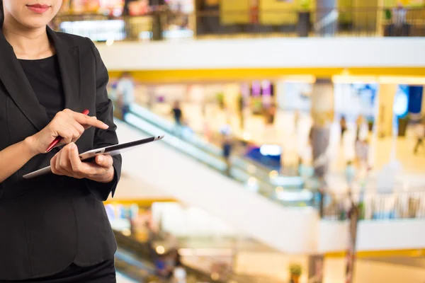 Mulher usando tablet no shopping . — Fotografia de Stock