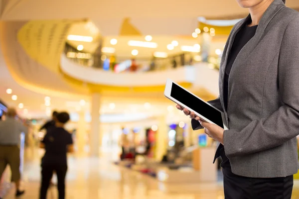 Mulher usando tablet no shopping . — Fotografia de Stock