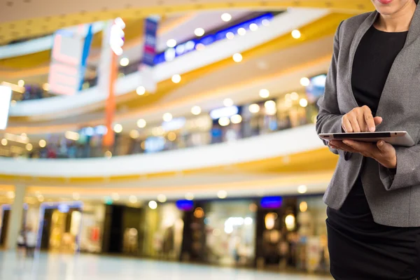 Mulher usando tablet no shopping . — Fotografia de Stock