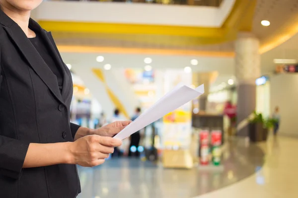 Affärskvinna läsa business dokument. — Stockfoto