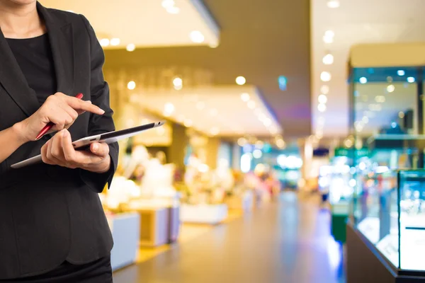 Mulher usando tablet no shopping . — Fotografia de Stock