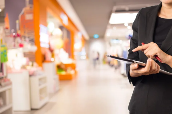 Mulher usando tablet no shopping . — Fotografia de Stock
