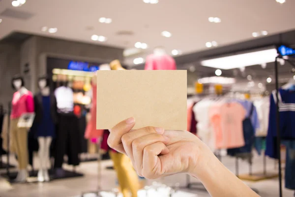 Foto em branco. Mão segurar cartão de visita em branco no shopping . — Fotografia de Stock