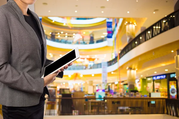 Mujer usando la tableta en el centro comercial . —  Fotos de Stock