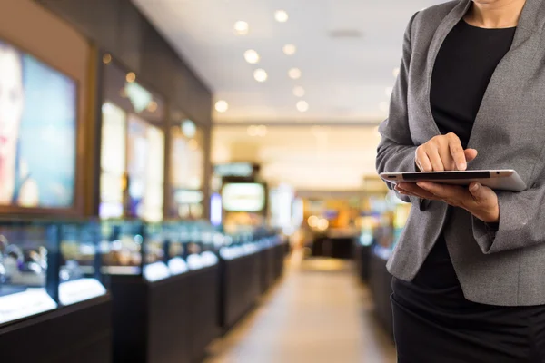 Mulher usando tablet no shopping . — Fotografia de Stock