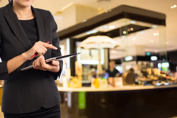 Mulher usando tablet no shopping . — Fotografia de Stock