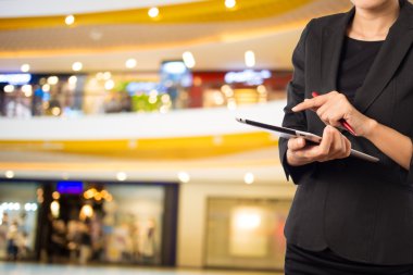 Kadınlar alışveriş mobil Tablet PC'yi kullanma.