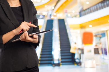 Kadınlar alışveriş mobil Tablet PC'yi kullanma.