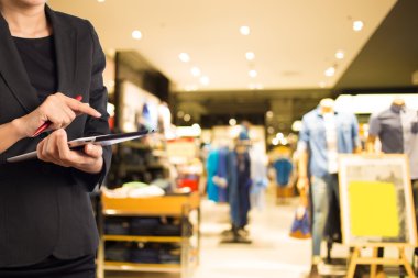 Kadınlar alışveriş mobil Tablet PC'yi kullanma.