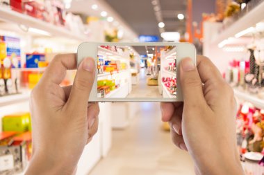 Alışveriş merkezinde mobil, akıllı telefon ile fotoğraf çekimi.
