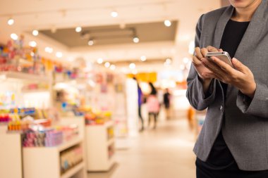 Kadınlar alışveriş istimal hareket eden telefon.