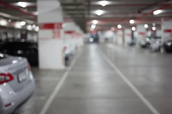 Подземная парковка с автомобилем — стоковое фото