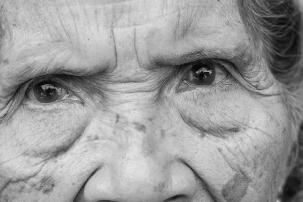 Retrato de uma mulher idosa asiática. Preto e branco . — Fotografia de Stock