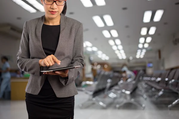 bir hastane bekleme salonunda kadın