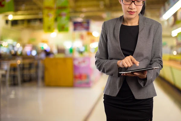 Las mujeres en el centro comercial con Tablet PC móvil . —  Fotos de Stock