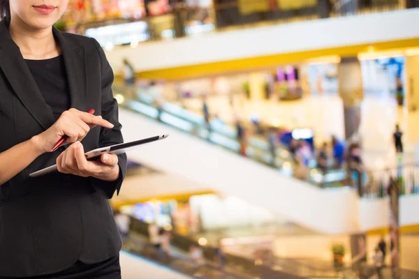 Mulheres no shopping usando celular Tablet PC . — Fotografia de Stock