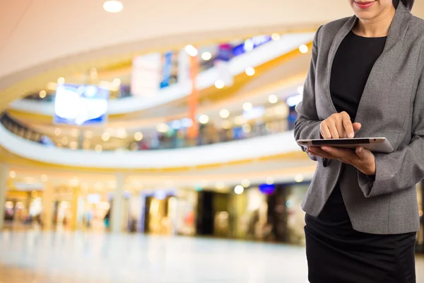 Las mujeres en el centro comercial con Tablet PC móvil . —  Fotos de Stock