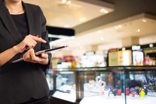 Mulheres no shopping usando celular Tablet PC . — Fotografia de Stock