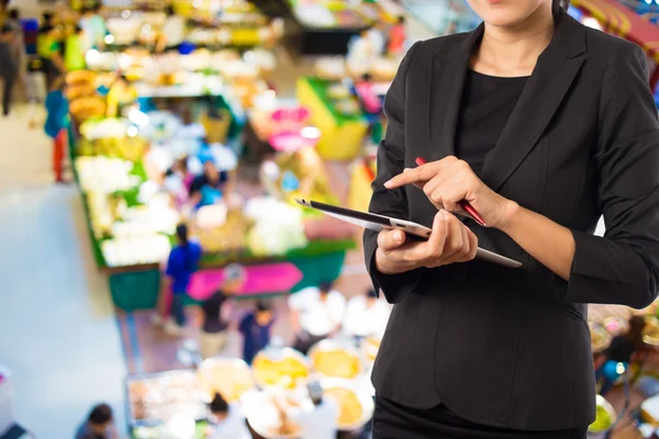 Kvinnor i köpcentrum med mobila Tablet Pc. — Stockfoto