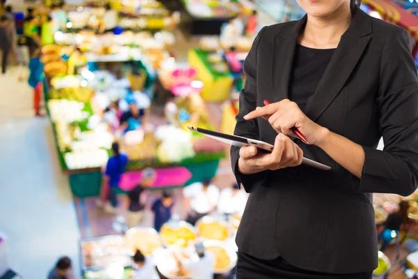 Las mujeres en el centro comercial con Tablet PC móvil . —  Fotos de Stock