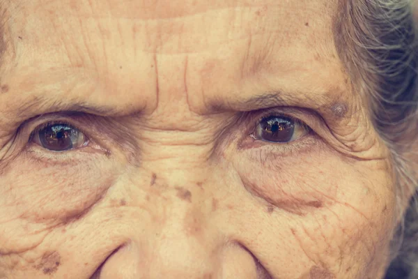 Портрет азіатської старшої жінки — стокове фото