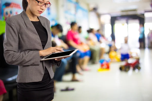 bir hastane bekleme salonunda kadın