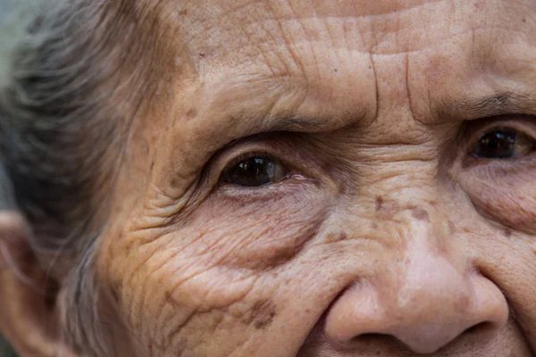 Портрет азіатської старшої жінки — стокове фото