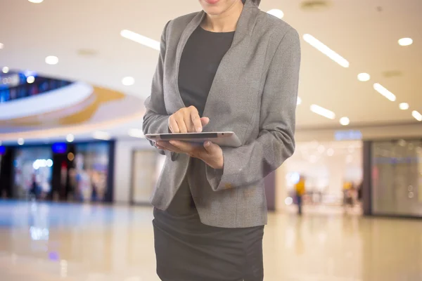 Mujer usando la tableta en el centro comercial . —  Fotos de Stock