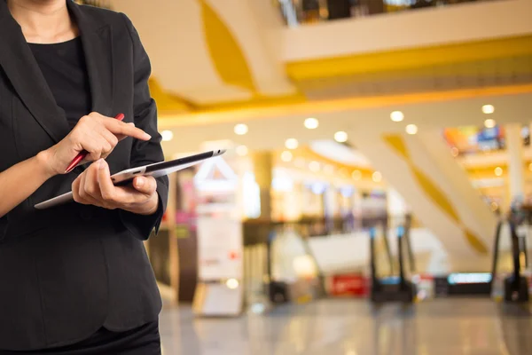 Mulher usando tablet no shopping . — Fotografia de Stock