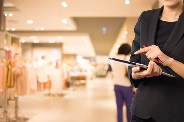 Mulher usando tablet no shopping . — Fotografia de Stock