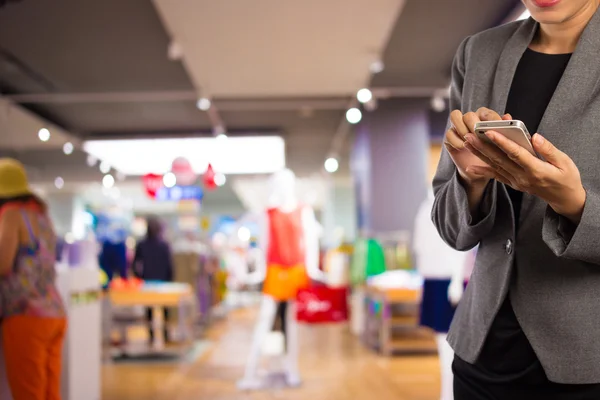 Kadınlar alışveriş istimal hareket eden telefon.