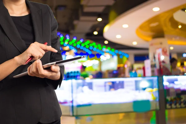 Kvinna med hjälp av Tablet PC i köpcentrum. — Stockfoto