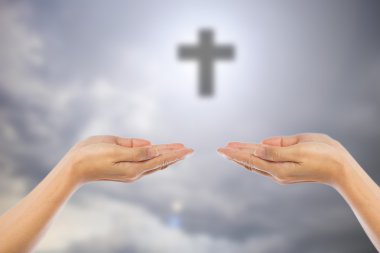 İki kişi açık boş eller, avuç içi ile gökyüzü arka plan üzerinde.