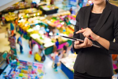 Alışveriş merkezinde tablet kullanan kadın.