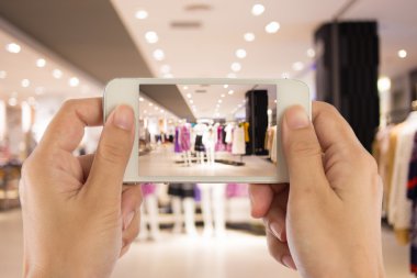 Alışveriş merkezinde bir akıllı telefon ile fotoğraf çekimi.