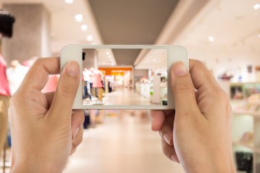 Alışveriş merkezinde bir akıllı telefon ile fotoğraf çekimi.