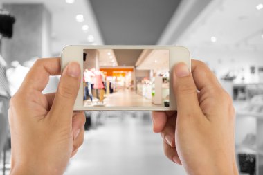 Alışveriş merkezinde bir akıllı telefon ile fotoğraf çekimi.