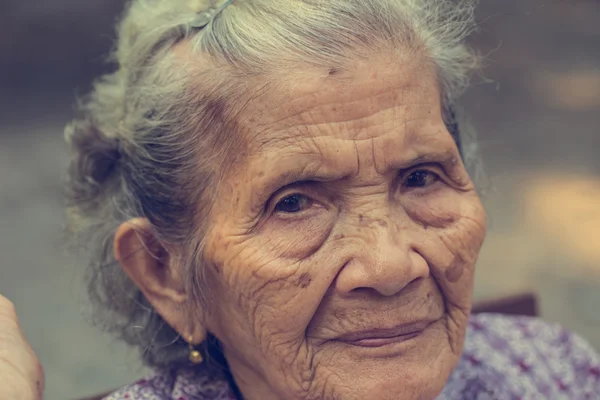 Retrato de uma mulher sênior asiática — Fotografia de Stock