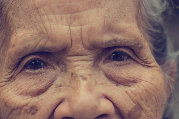 Retrato de uma mulher sênior asiática — Fotografia de Stock