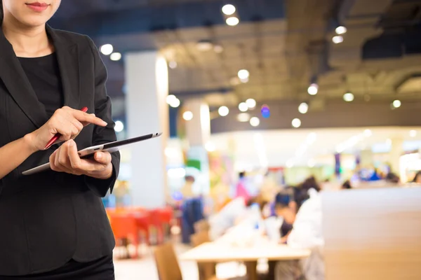 Mujeres en Cafetería con Tablet PC móvil . —  Fotos de Stock