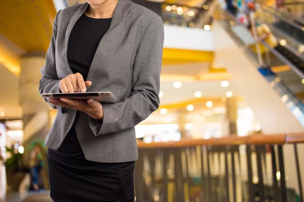 Kvinna med hjälp av Tablet PC i köpcentrum. — Stockfoto